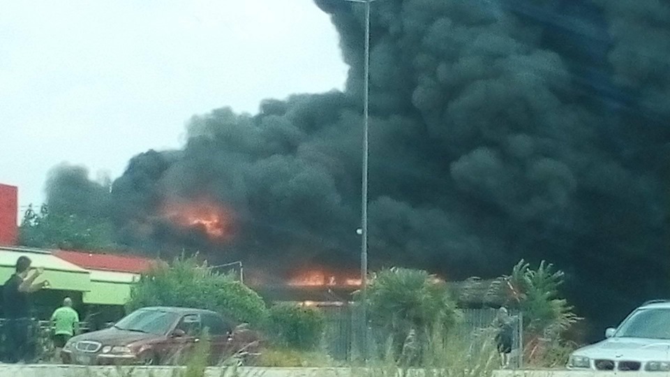 Θεσσαλονίκη: Φωτιά σε επιχείρηση κοντά στο αεροδρόμιο (φώτο)