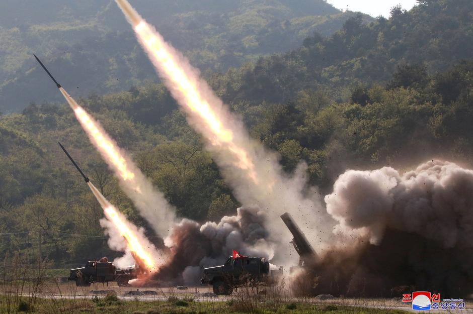 Bόρεια Κορέα: Παγκόσμια ανησυχία για την εκτόξευση των δύο πυραύλων «άγνωστου τύπου»
