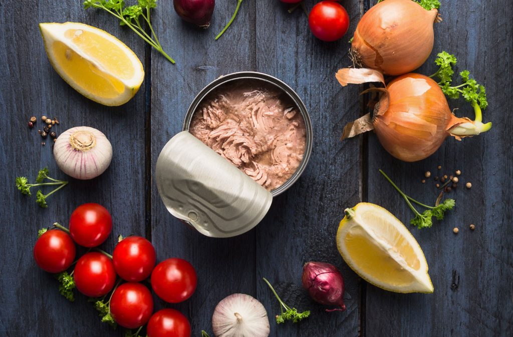 Πήρε μία κονσέρβα με τόνο και άνοιξε μία τρύπα – Δεν φαντάζεστε για ποιο λόγο (βίντεο)