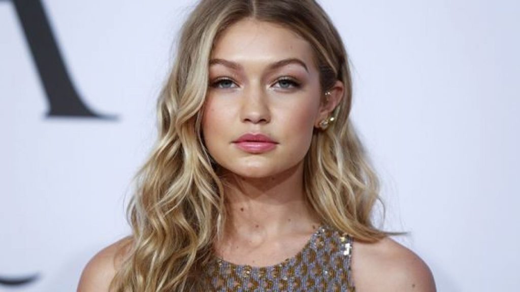 Eπιμένει με νέα επίθεση κατά της Ελλάδας η Gigi Hadid : «Στην Μύκονο λήστεψαν μαζί με μένα 30 σπίτια με απειλή όπλου»!