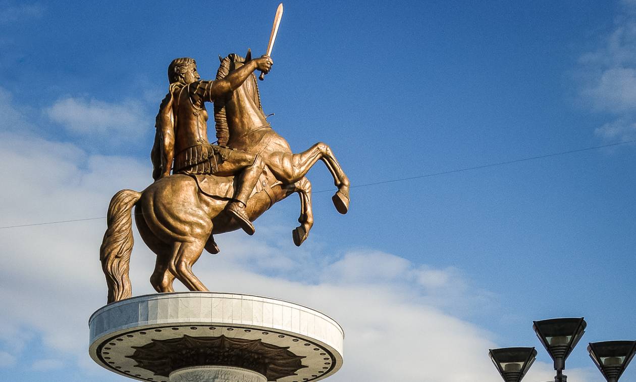 Αρνούνται την Ιστορία στα Σκόπια: Κατέστρεψαν πινακίδες στα αγάλματα Μ.Αλεξάνδρου & Φιλίππου που γράφουν είναι Έλληνες
