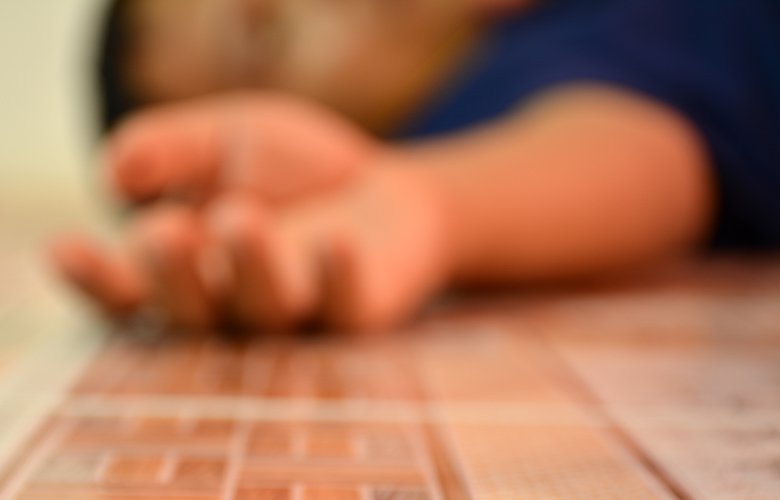 Έπεσε νεκρός στο μπαλκόνι γιατί χτυπούσε το κεφάλι του στον τοίχο