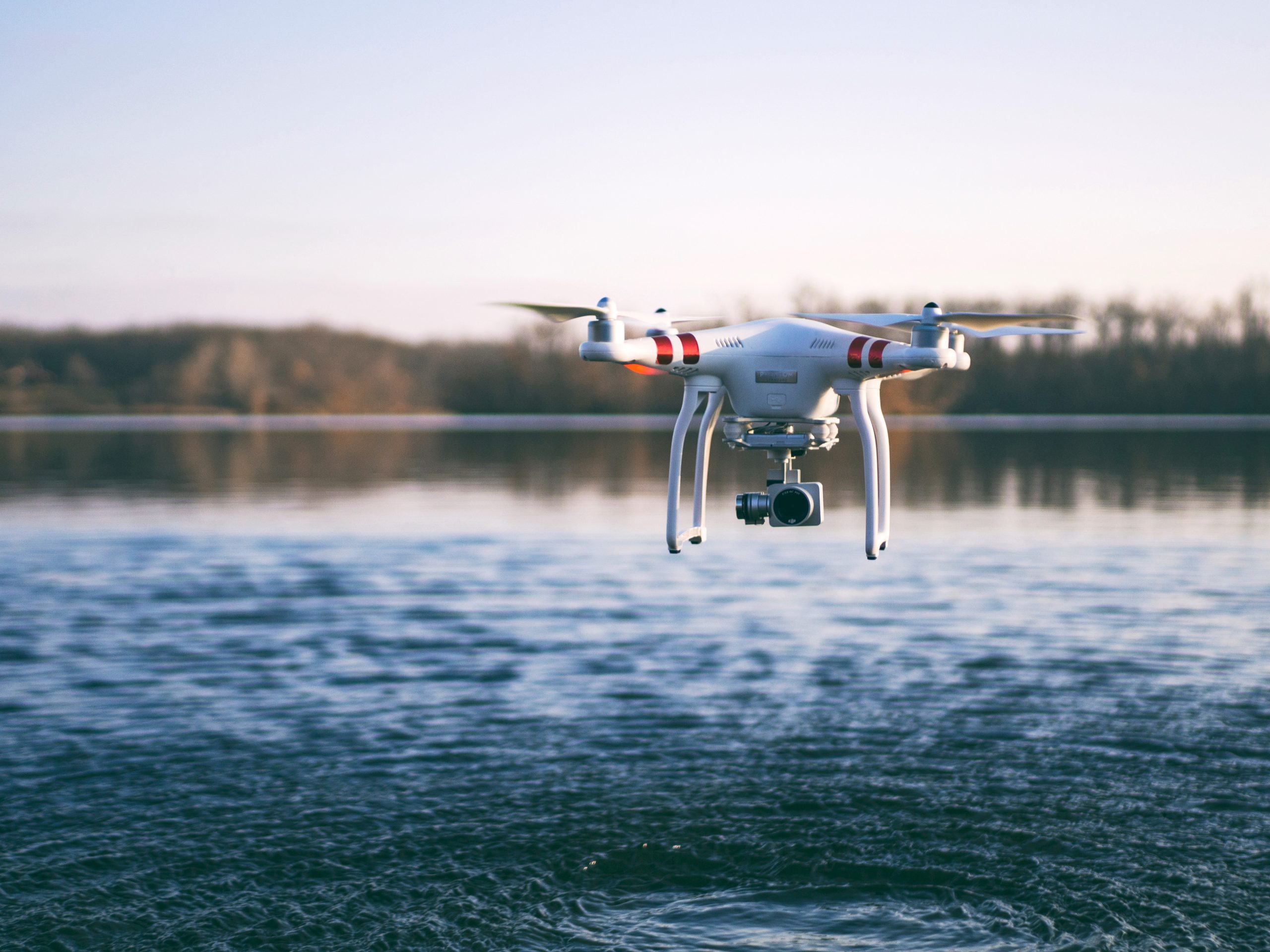 Άντρας βουτάει σε λίμνη για να «σώσει» το drone του – Το πρόλαβε πριν πέσει (βίντεο)