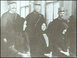 Οι αρχές ερεύνησαν την υπόθεση και συνέλαβαν δεκάδες γυναίκες, απ’ τις οποίες καταδικάστηκαν οι 26.