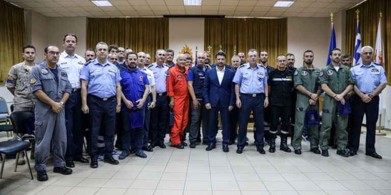 Ο Νίκος Χαρδαλιάς βράβευσε Ιταλούς και Ισπανούς πιλότους που συνέδραμαν στην φωτιά της Εύβοιας