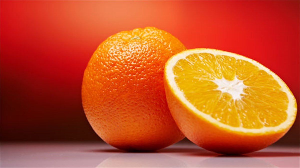 Ο πιο γρήγορος τρόπος να καθαρίσετε ένα πορτοκάλι (βίντεο)