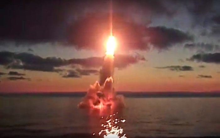 Σπάνιες εικόνες από εκτόξευση βλημάτων RPK-7 Veter από το καταδρομικό «Μέγας Πέτρος» (βίντεο)