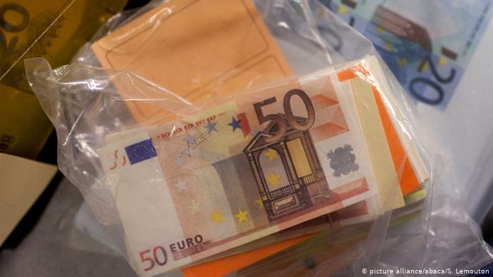 Λάρισα: Σέρβοι γέμισαν την αγορά με πλαστά χαρτονομίσματα – Η γκάφα που οδήγησε στη σύλληψή τους