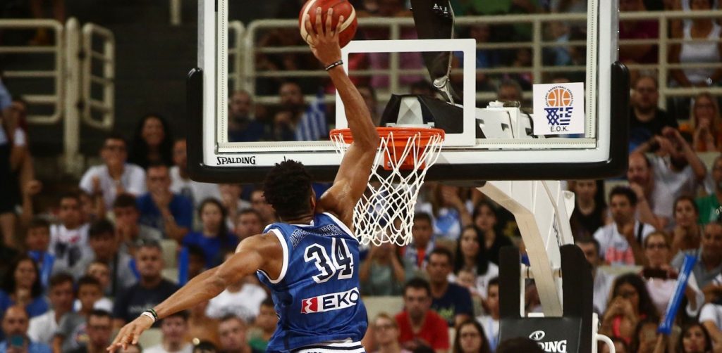 Το απίστευτο κάρφωμα του Θανάση και η επική αντίδραση του Γιάννη (βίντεο)