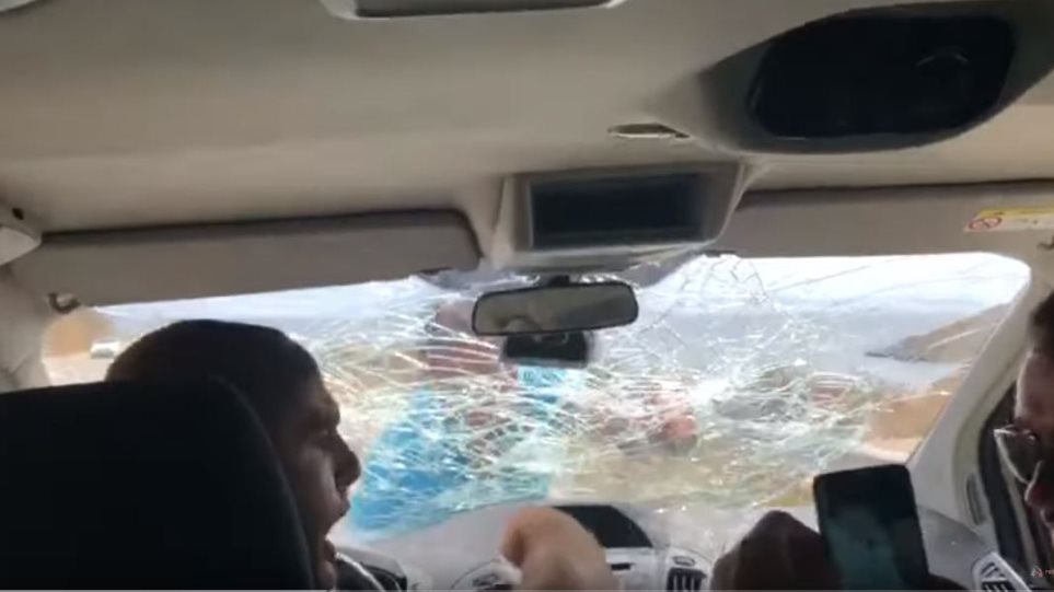 Aλβανός εστιάτορας «κρεμάστηκε» στο όχημά Ισπανών τουριστών επειδή έφυγαν δυσαρεστημένοι – Σκόρπισε τον τρόμο (βίντεο)