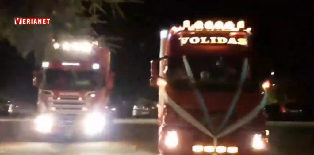 Βέροια: Νύφη έφτασε στην εκκλησία με τριαξονικό – Oυρές χιλιομέτρων από νταλίκες  [βίντεο]