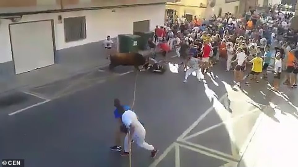 Iσπανία: 59χρονος σκοτώθηκε από χτύπημα ταύρου – Συνεχίστηκε το φεστιβάλ (βίντεο)