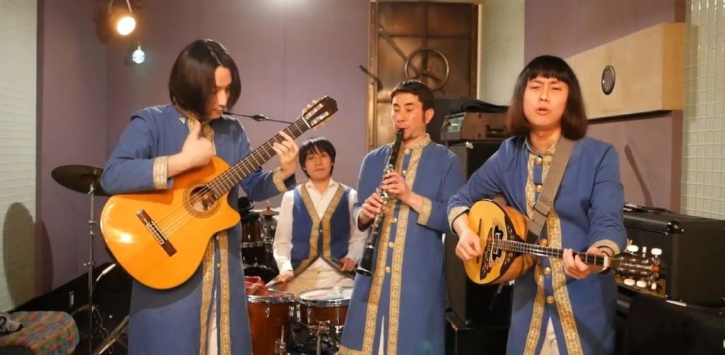 Οι επικοί Ιάπωνες Pyramidos «ξαναχτυπούν»: Τραγουδούν τον «Ικαριώτικο» (βίντεο)