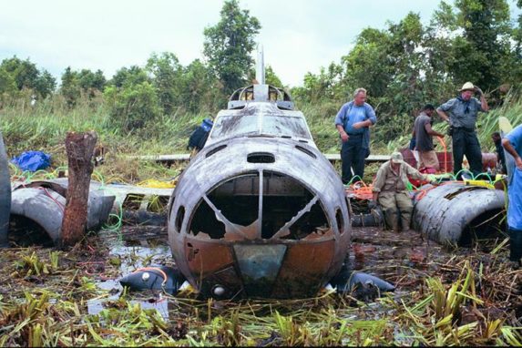 Εντοπίζουν αεροπλάνο στη ζούγκλα μετά από 68 χρόνια -Οταν είδαν το εσωτερικό του δεν πίστευαν στα μάτια τους