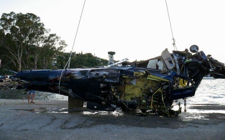 Eικόνες από τα συντρίμμια του μοιραίου ελικοπτέρου στον Πόρο – Εχει διαλυθεί από την πτώση του στη θάλασσα