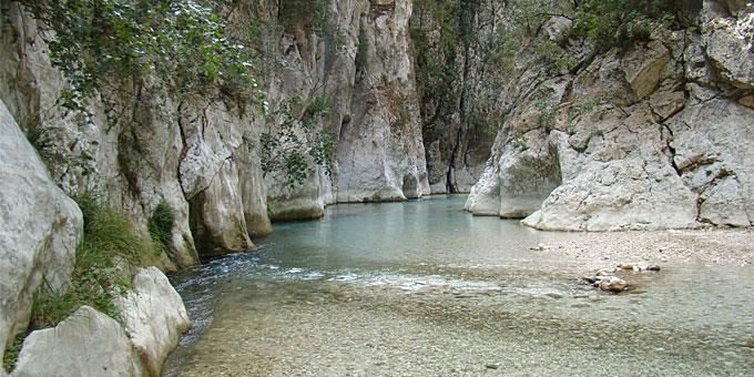 Έγραψαν με μαύρο σπρέι στα βράχια του Αχέροντα – Αποδίδεται σε ξένους ακτιβιστές (φωτο)