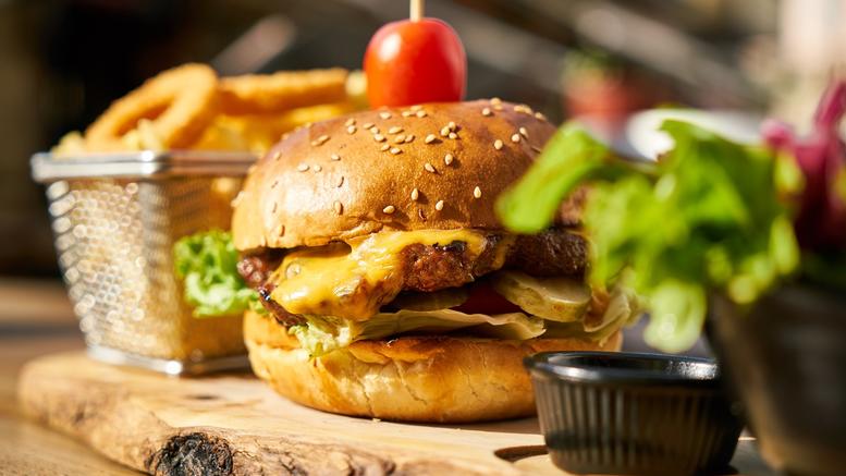 Μόλις το διαβάσετε δεν θα ξαναφάτε σε ξύλινο πιάτο εστιατορίου!