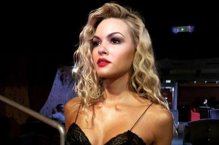 H Bίκυ Κάβουρα «αποκαλύπτει» τις καμπύλες της – Με λευκό φόρεμα ποζάρει μέσα στη θάλασσα (φωτο)