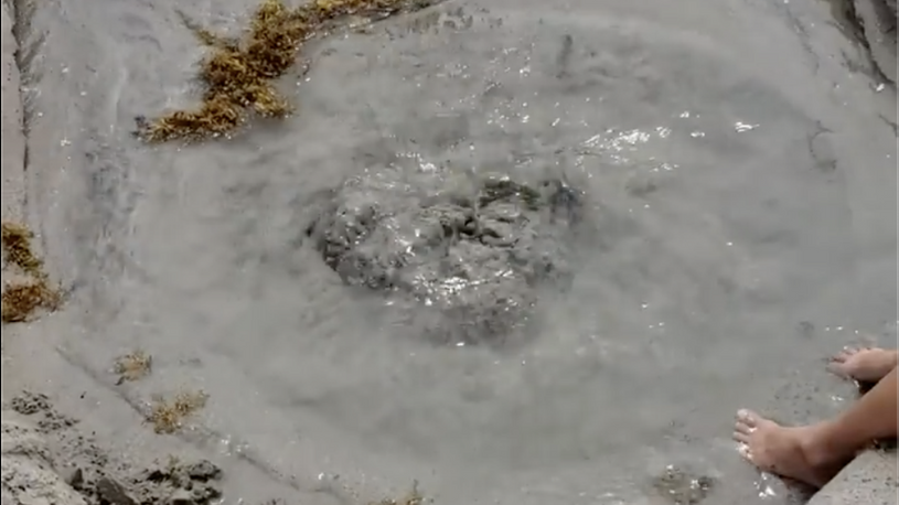 Περίεργο φαινόμενο σε παραλία της Γαλλίας: Μυστηριώδης τρύπα ρουφάει ό,τι βρεθεί κοντά της (βίντεο)