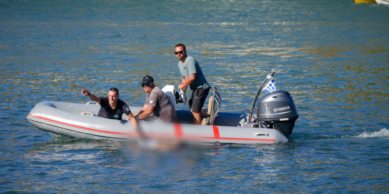 Φωτογραφίες-ντοκουμέντο από τη στιγμή που ανασύρουν τις σωρούς των 3 επιβατών του μοιραίου ελικοπτέρου