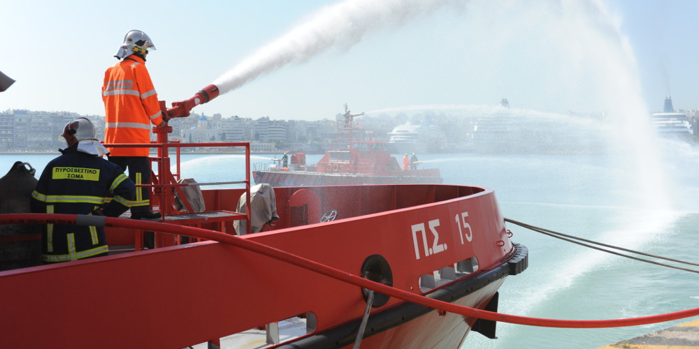 Φωτιά σε σκάφος στην Γλυφάδα