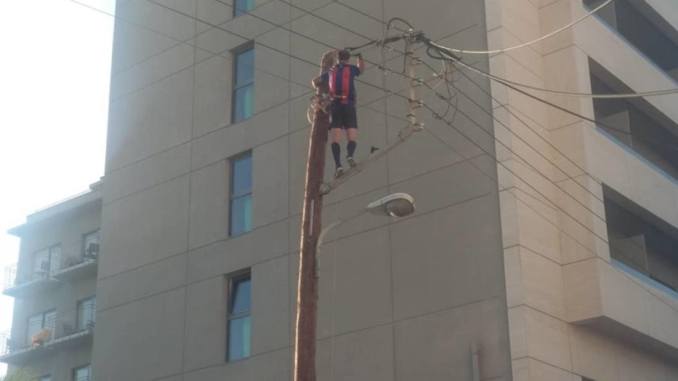 Μόνο στην Ελλάδα: Ανέβηκε σε κολόνα της ΔΕΗ και… «δίδαξε» μπαλίτσα! (βίντεο)