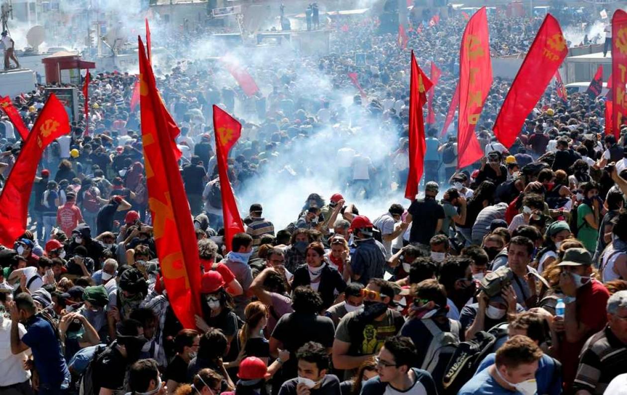 Τουρκία: Μάχη αστυνομίας – διαδηλωτών λόγω της αντικατάστασης των Κούρδων Δημάρχων