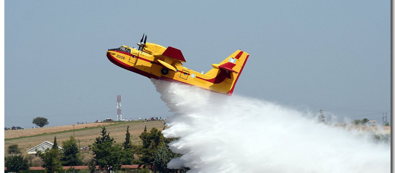 Αεροσκάφος της πυροσβεστικής πέρασε σκόνη για φωτιά και έριξε νερό σε αγρότη
