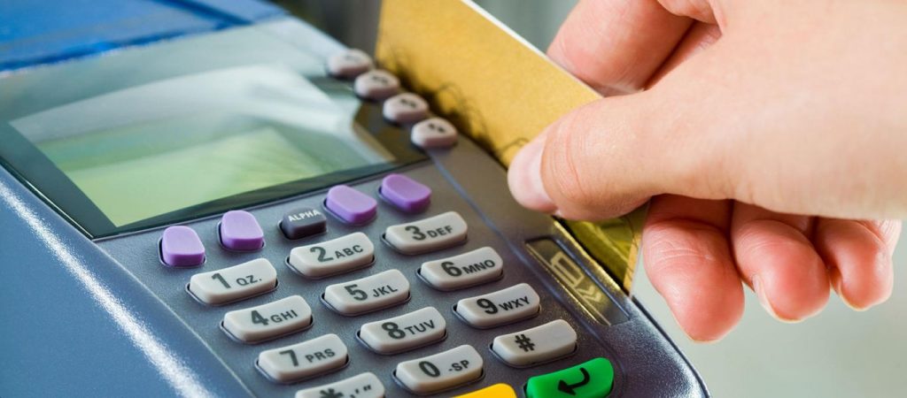 Νέα «πατέντα» κατέγραψε η ΑΑΔΕ – Να πως μας χρεώνουν περισσότερο όταν πληρώνουμε με κάρτα