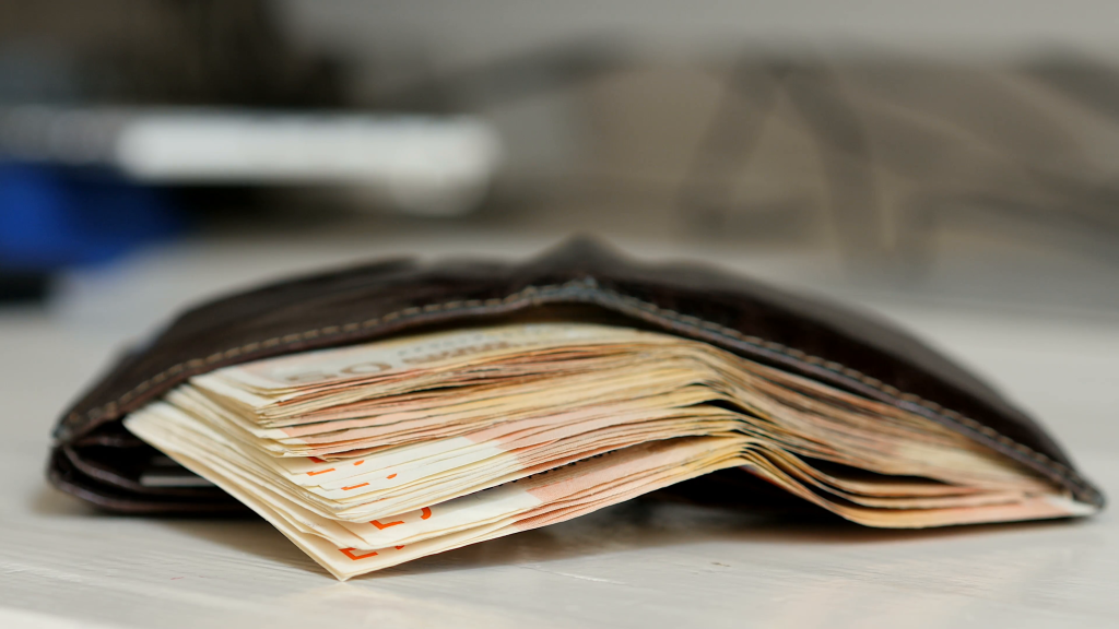 Δείτε τα έξι πράγματα για τα οποία χαλάμε περισσότερα χρήματα!