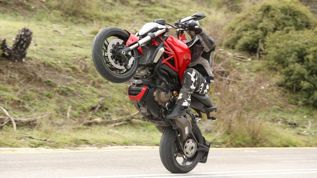 Φλερτάροντας με το θάνατο: Αναβάτης μηχανής έκανε σούζα με 300 χλμ/ώρα! (βίντεο)