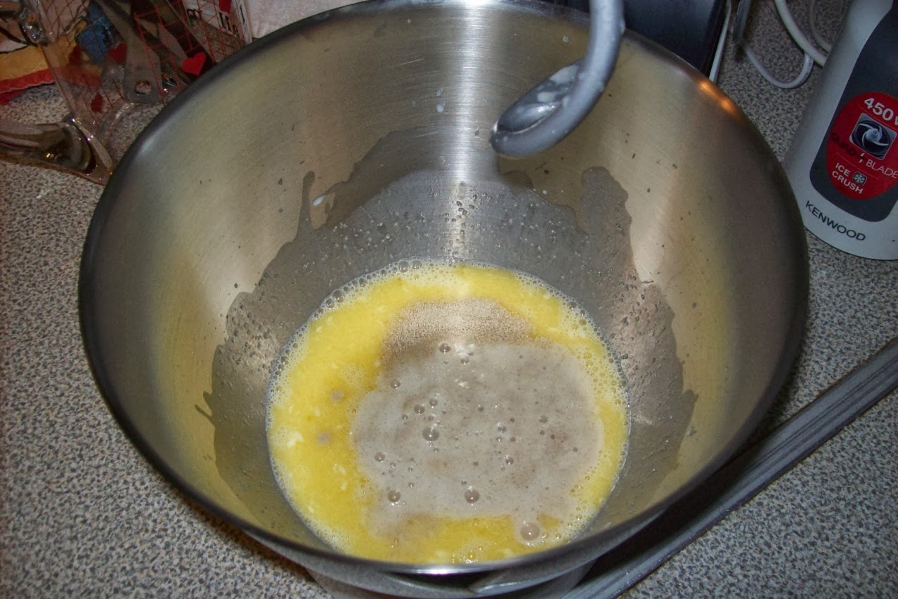 Γεμίζει ένα μπολ με αλάτι και ζάχαρη και βάζει μέσα 4 αυγά – Δεν μπορείτε να φανταστείτε το λόγο