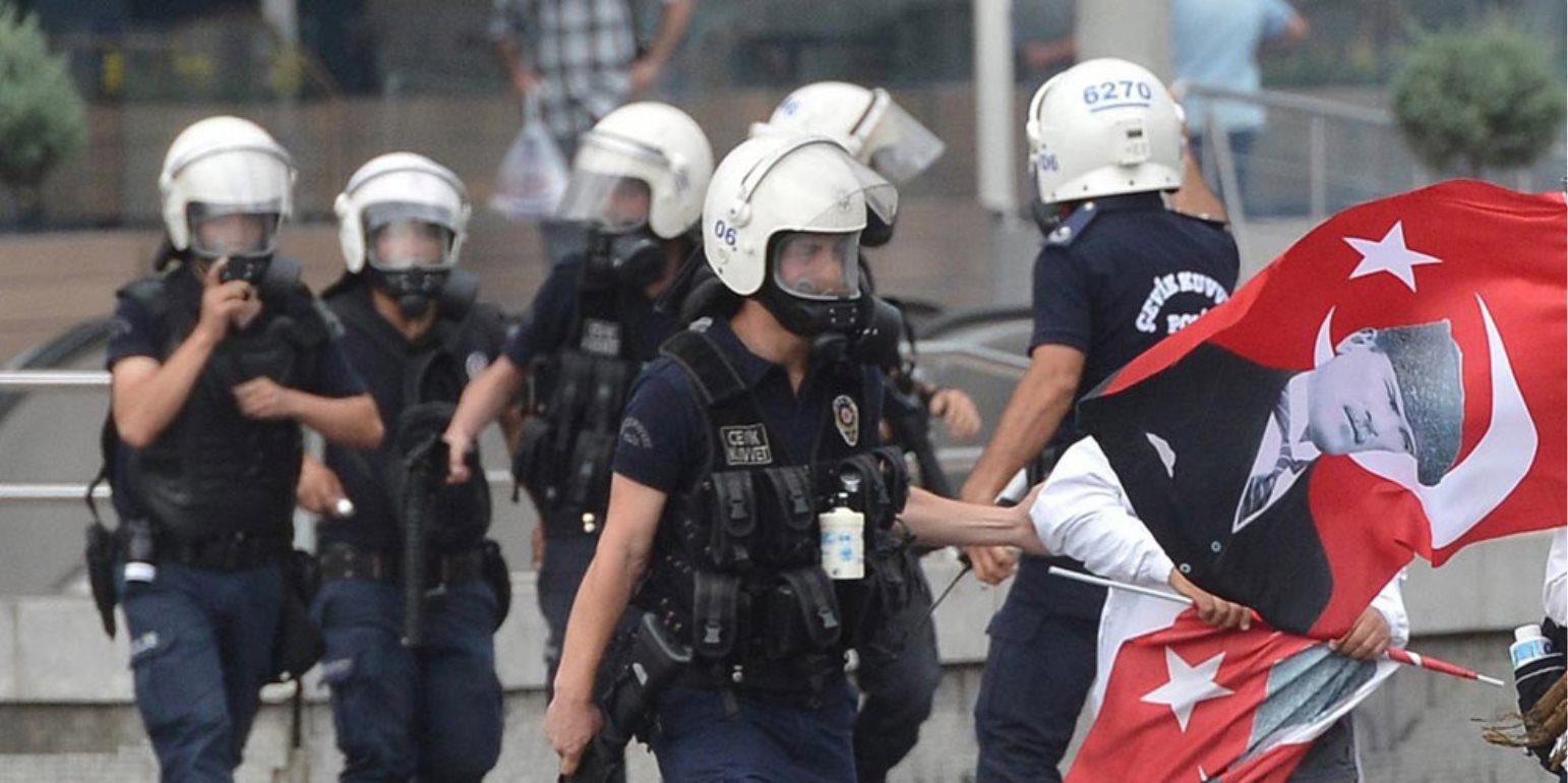 Τουρκία: Αστυνομικοί κλωτσούν και χτυπούν με κράνος Κούρδο διαδηλωτή (βίντεο)