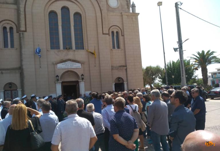 Τραγωδία στον Πόρο: Συγκίνηση στην κηδεία του Νίκου Καρυστινού (βίντεο)