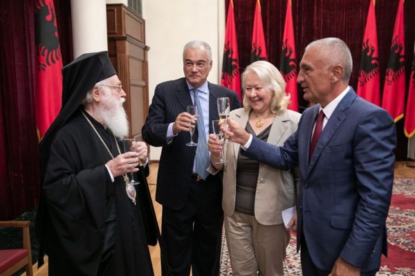 Προκαλούν οι Αλβανοτσάμηδες για τη βράβευση της Ελληνίδας πρεσβευτή στα Τίρανα