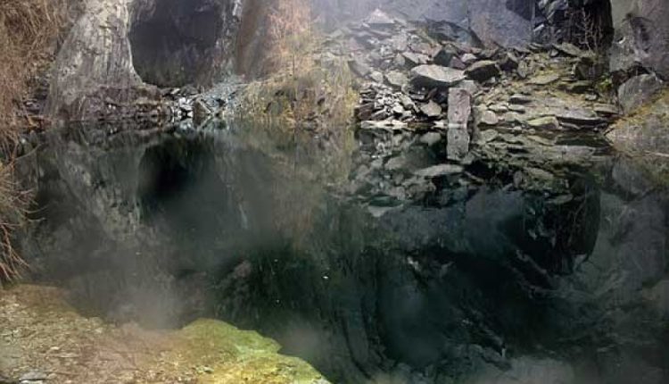 Αυτή είναι σπηλιά του τρόμου – Πόσοι έχουν χάσει τη ζωή τους στα παγωμένα νερά της! (φώτο)