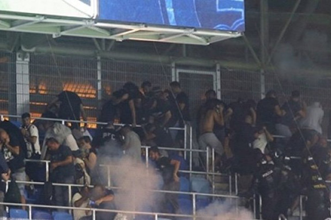 Η στιγμή που η σλοβενική αστυνομία πυροβολεί με πλαστικές σφαίρες τους οπαδούς του ΠΑΟΚ (βίντεο)