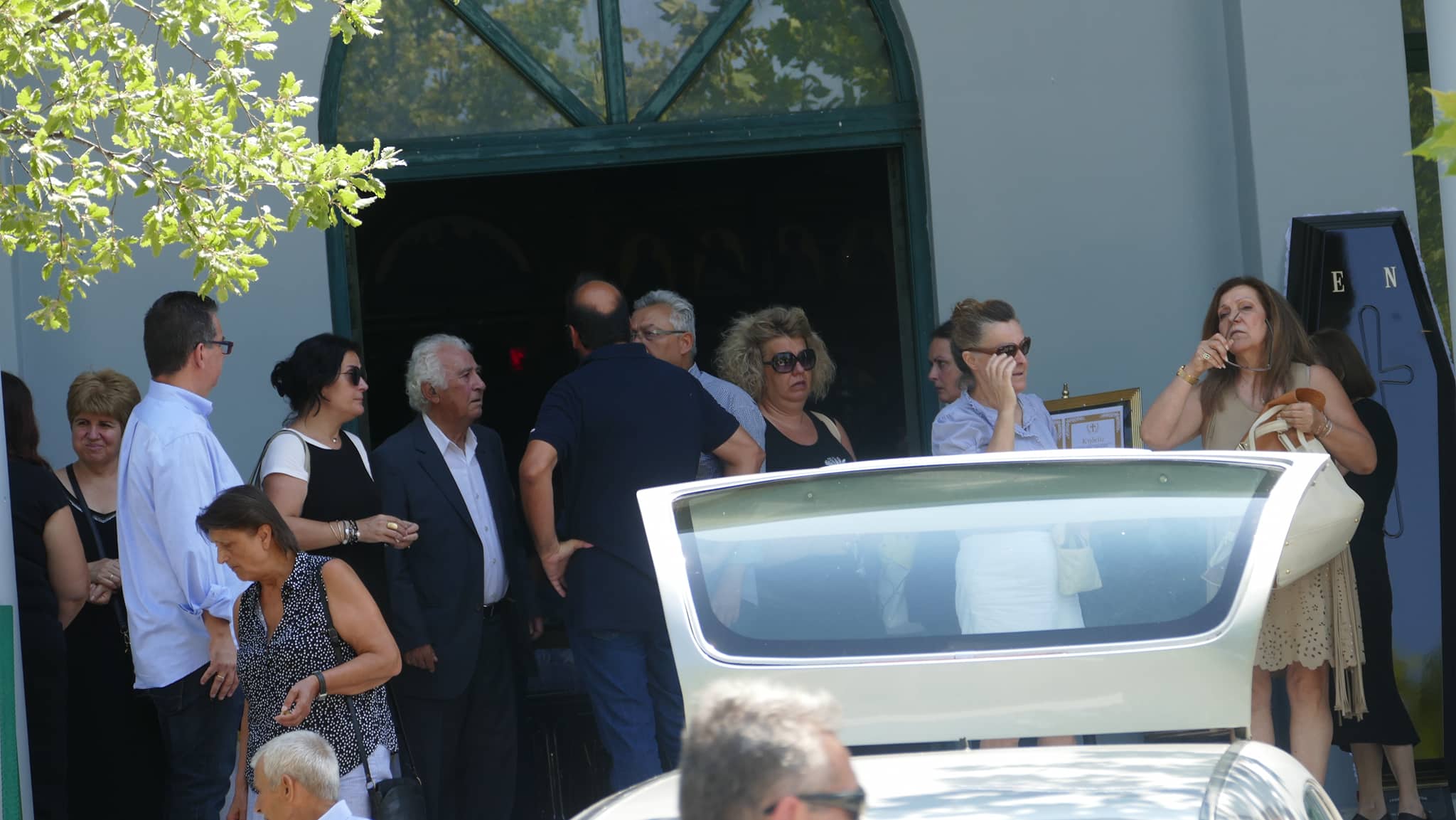 Λάρισα: Θρήνος στο τελευταίο αντίο στην ηθοποιό Ελισάβετ Ναζλίδου (φωτο)