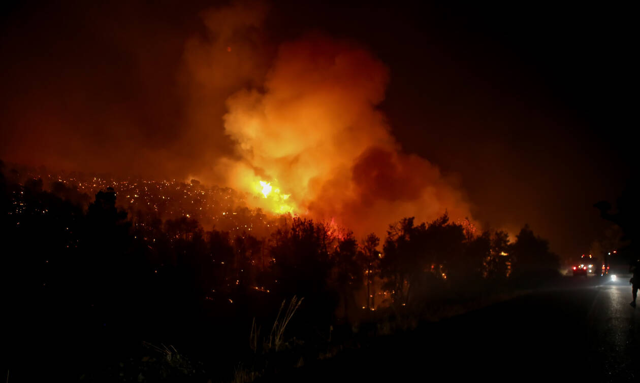 Φωτιά στο Διόνυσο: Ξεκίνησε μόλις 30 μέτρα από τα σπίτια – Σε ύφεση η πυρκαγιά (βίντεο-φωτο)