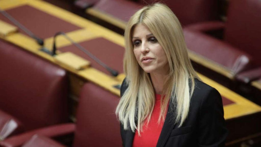 Εντυπωσιακό αλλά και… αποκαλυπτικό το νυφικό της Έλενας Ράπτη (φωτο)