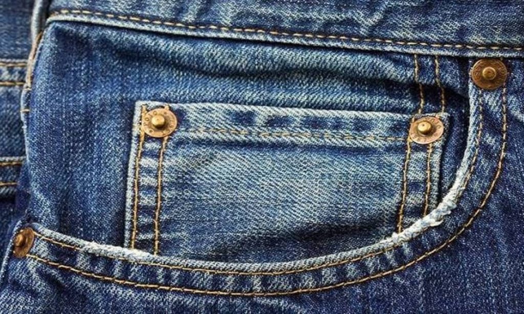 Εσείς γνωρίζετε για ποιο λόγο υπάρχουν αυτά τα μικροσκοπικά κουμπάκια στα τζιν;