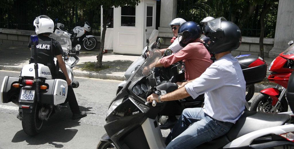 Απόφαση σταθμός: Το Εφετείο έκρινε συνυπεύθυνο σε τροχαίο δικυκλιστή που δεν έφταιγε αλλά δεν φορούσε κράνος!