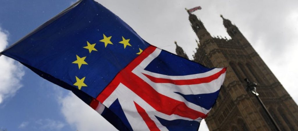 Απειλές Μπόρις Τζόνσον κατά Τουσκ: Aν δεν συναινέσει να αλλάξει τη συμφωνία για το Brexit θα μείνει χωρίς συμφωνία