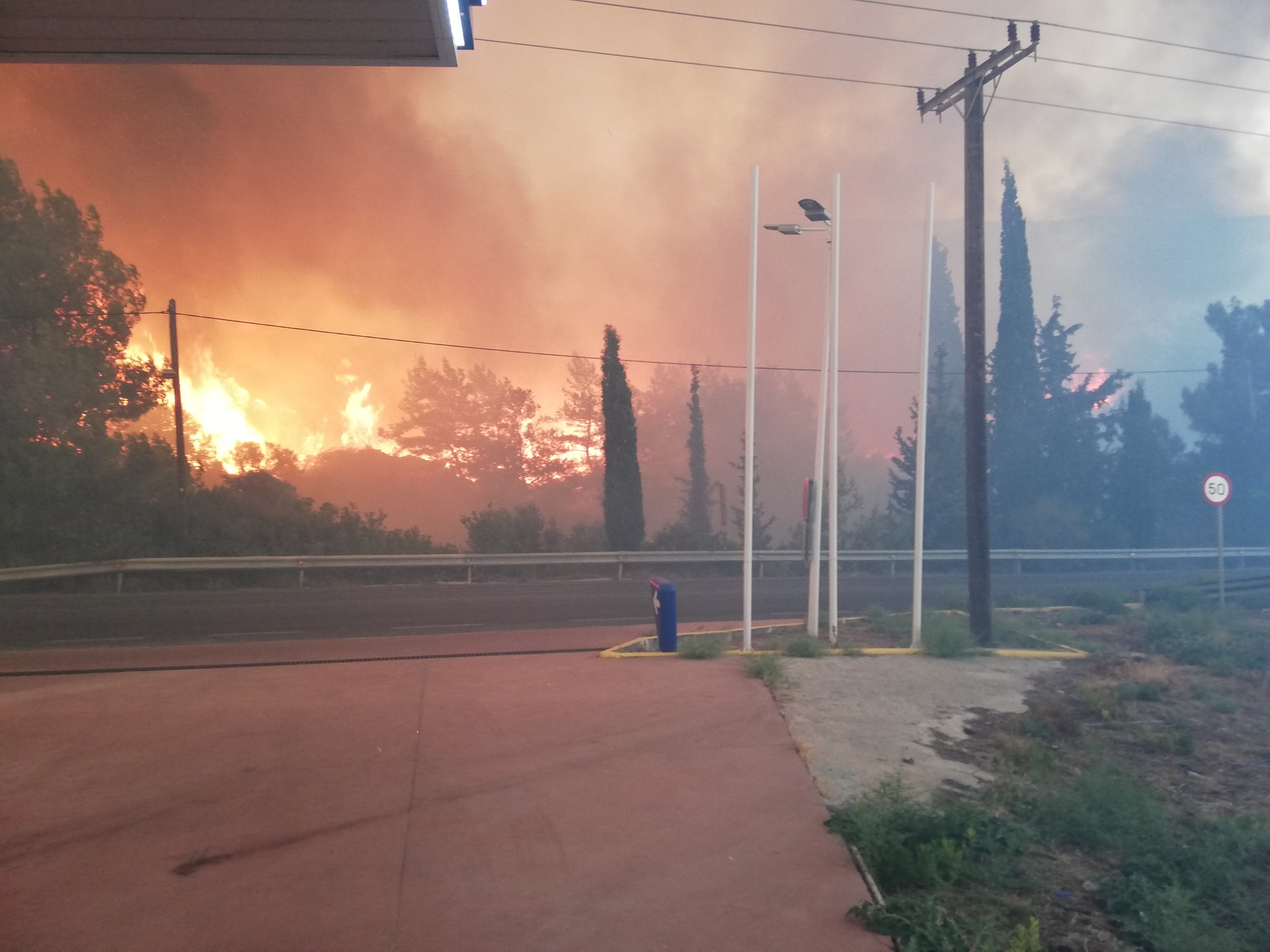Σάμος: Ολονύχτια μάχη των πυροσβεστών με τις φλόγες