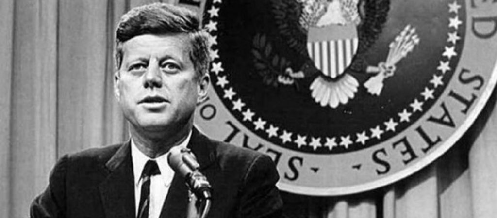 Όταν ο Κένεντι αποκάλυψε τον ρόλο της Παγκόσμιας Διακυβέρνησης και το πλήρωσε με την ζωή του (βίντεο)