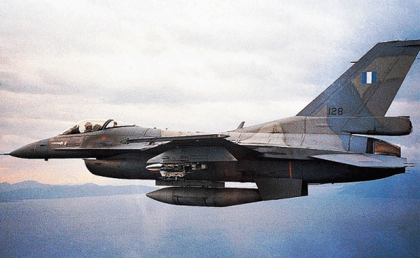 Εντυπωσιακές εικόνες που «κόβουν» την ανάσα από τους χειριστές της Πολεμικής Αεροπορίας (βίντεο)