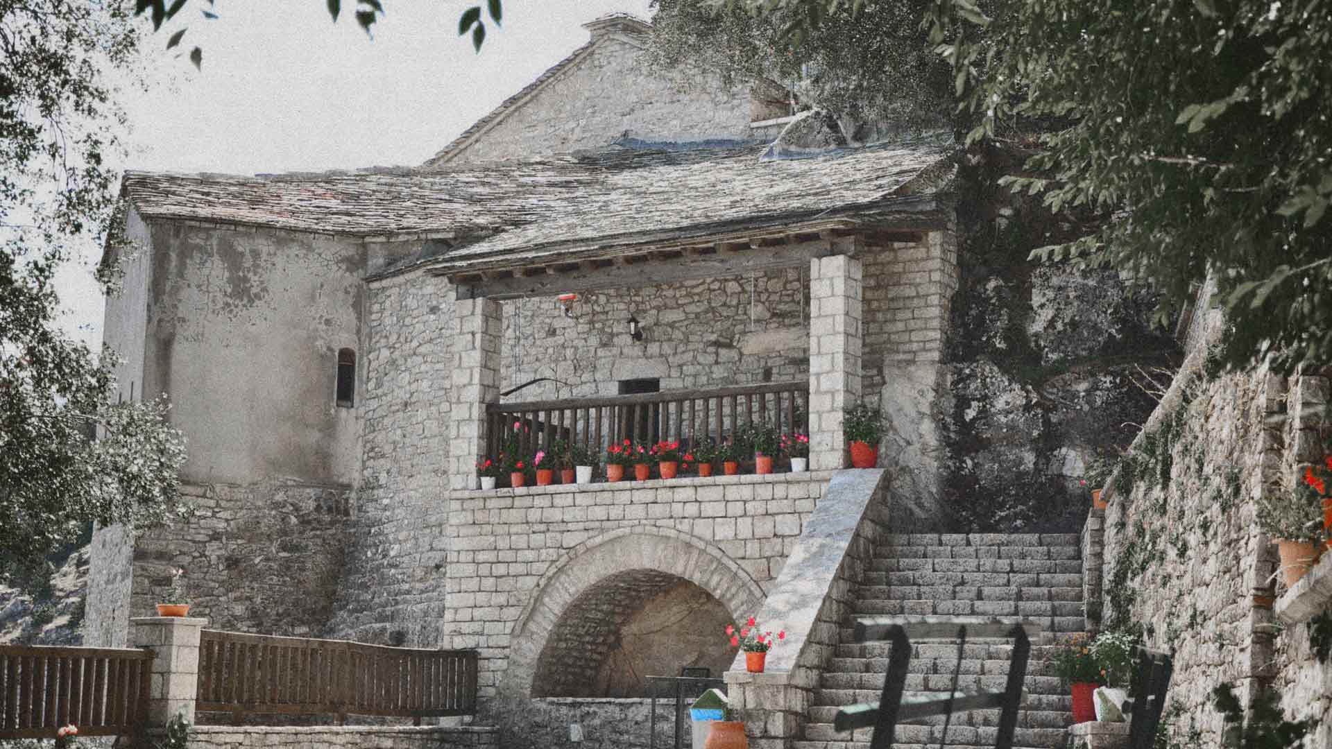 Παναγία Πελεκητή: Το μοναστήρι με τα κελιά στους βράχους και το κρυφό σχολείο