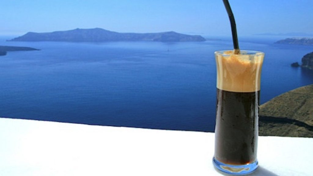 Το εθνικό μας ρόφημα: Ο Ελληνας που ανακάλυψε τυχαία την πατέντα του φραπέ!