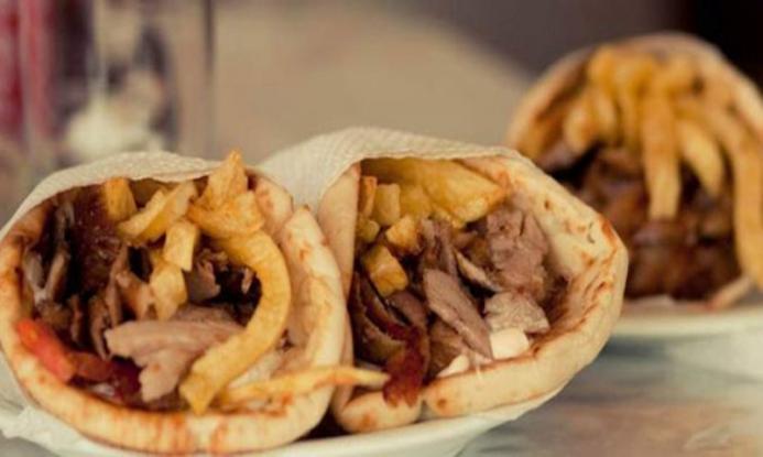 Σουβλάκι ή χωριάτικη σαλάτα; Πόσες θερμίδες έχει το καθένα