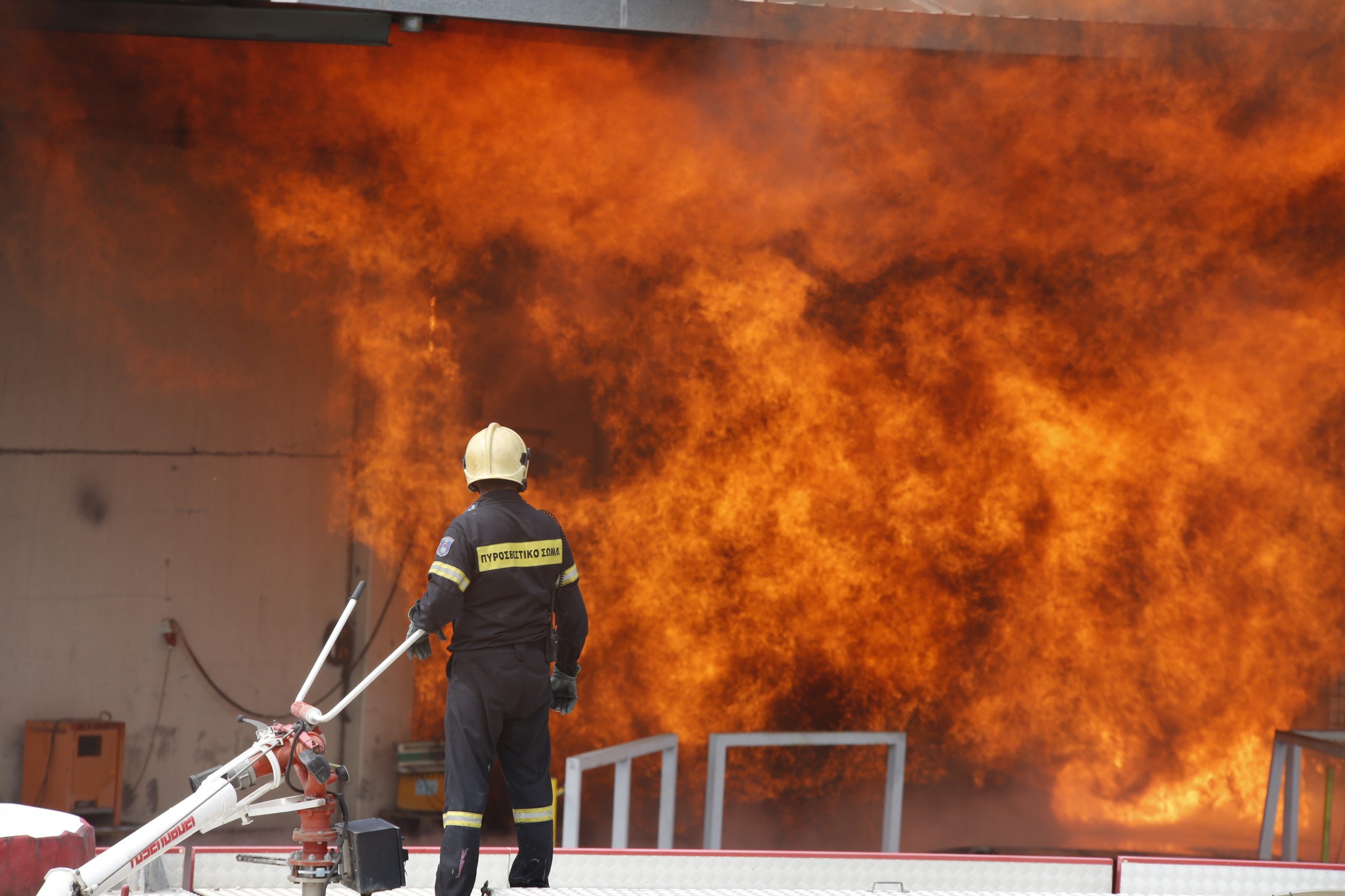 Λάρισα: Κάηκε εργοστάσιο από πυρκαγιά σε χαμηλή βλάστηση (βίντεο-φωτο)